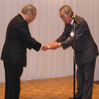 服部和彦氏へ五十嵐会長より記念品の贈呈